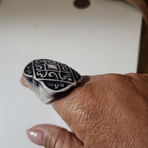 Black and Gray Plastic Statement Ring Size 7 - Picture 2 of 8